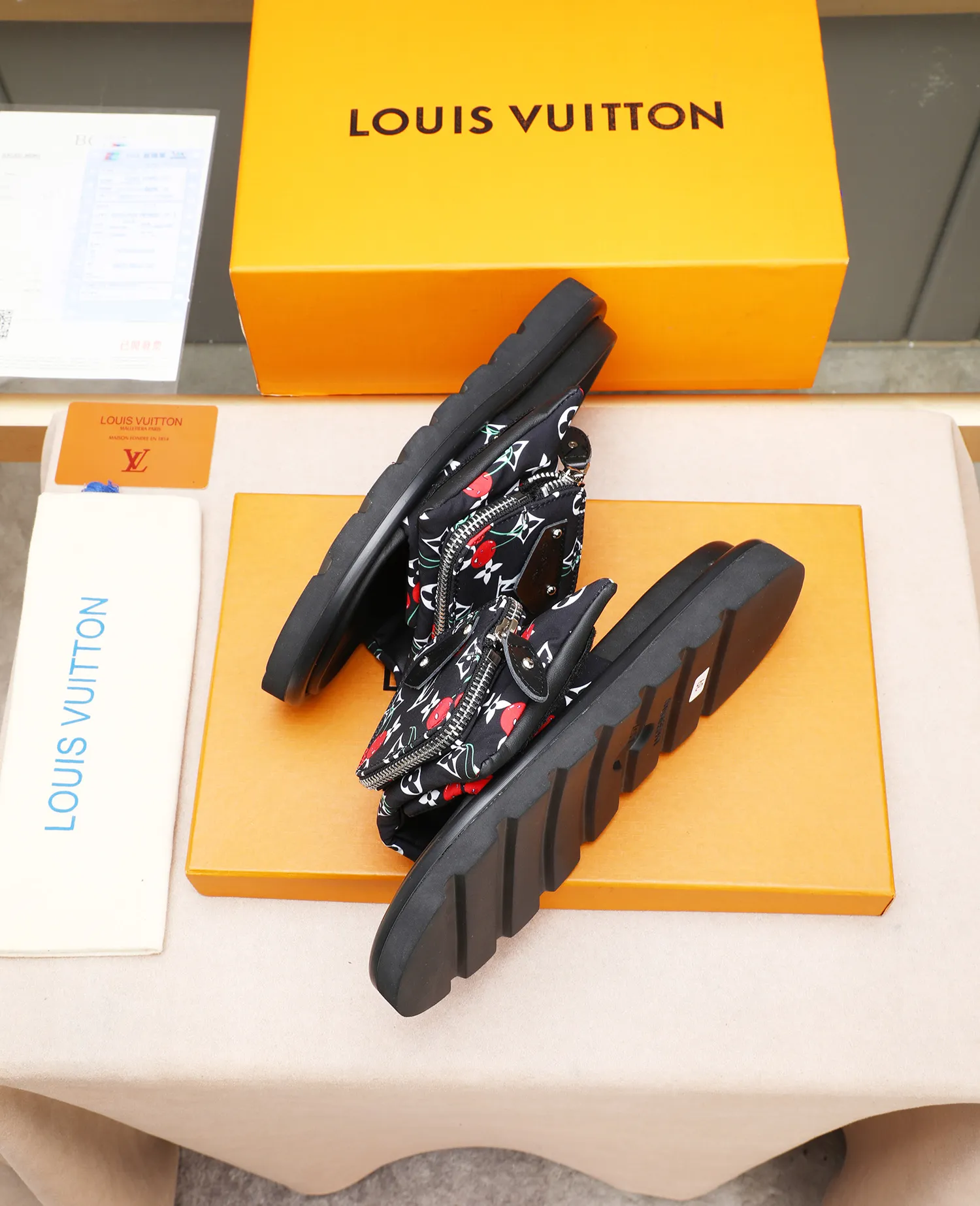 PP400 couple model with drawer box [LOUIS VUITTON] Louis Vuitton, the latest LV official website printed wallet and men's and women's slippers🔥🔥🔥 are now on the market. The drawer box is packed with cloth bags and cards. The upper pattern looks very soft and waxy, and it is a super versatile leg slimming tool. Fabric: Imported denim/down silk cotton embossed, official website pattern printing, lining: water-dyed sheepskin down filling, comfortable to wear, feet: high elastic PU water table. Sole: foam sole, heel height: about 5cm. Size 35-46, 35, 45 and 46 are custom-made and cannot be returned or exchanged. Color: multiple colors available.